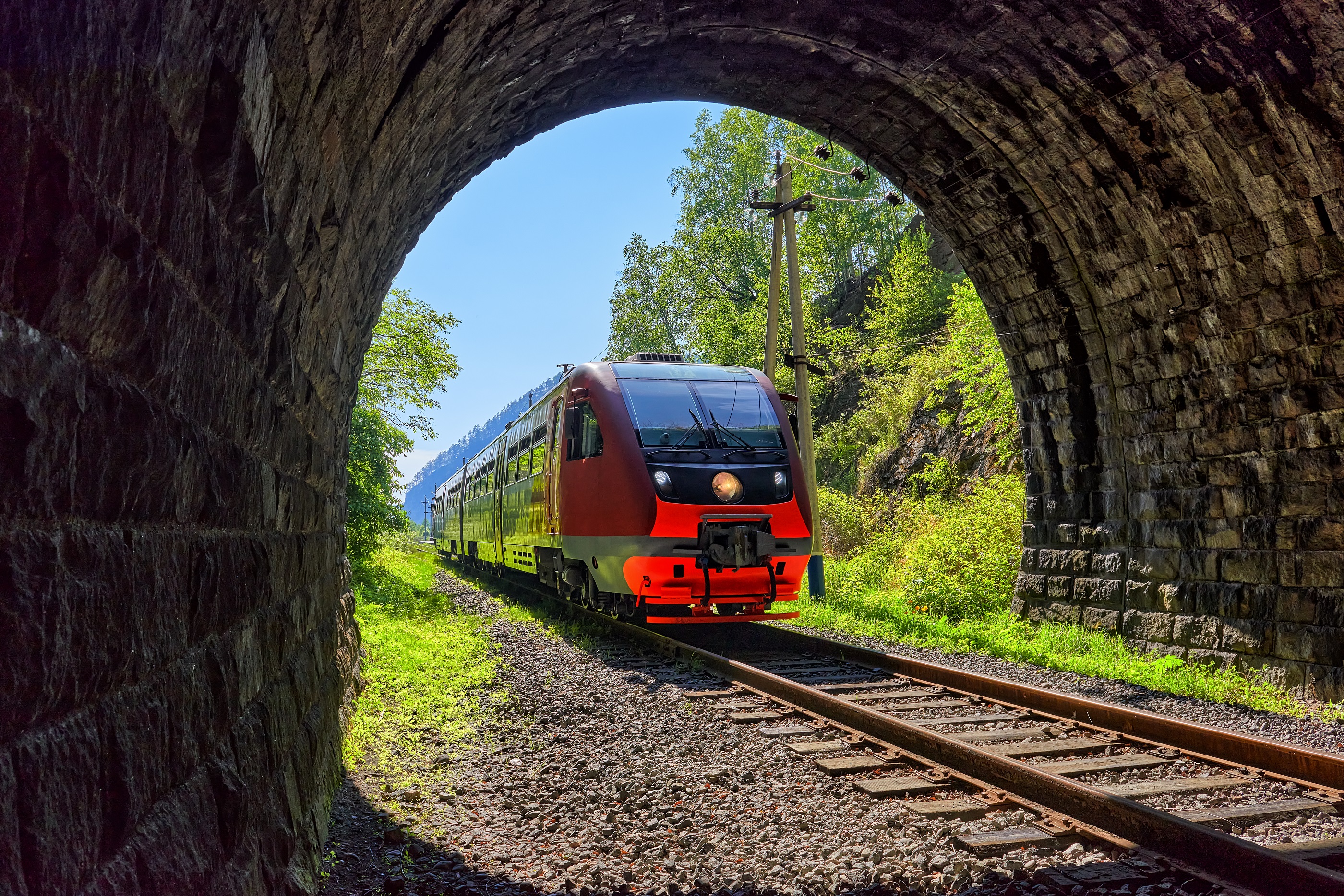 a-commuter-train-pulls-into-a-tunnel-r45d668