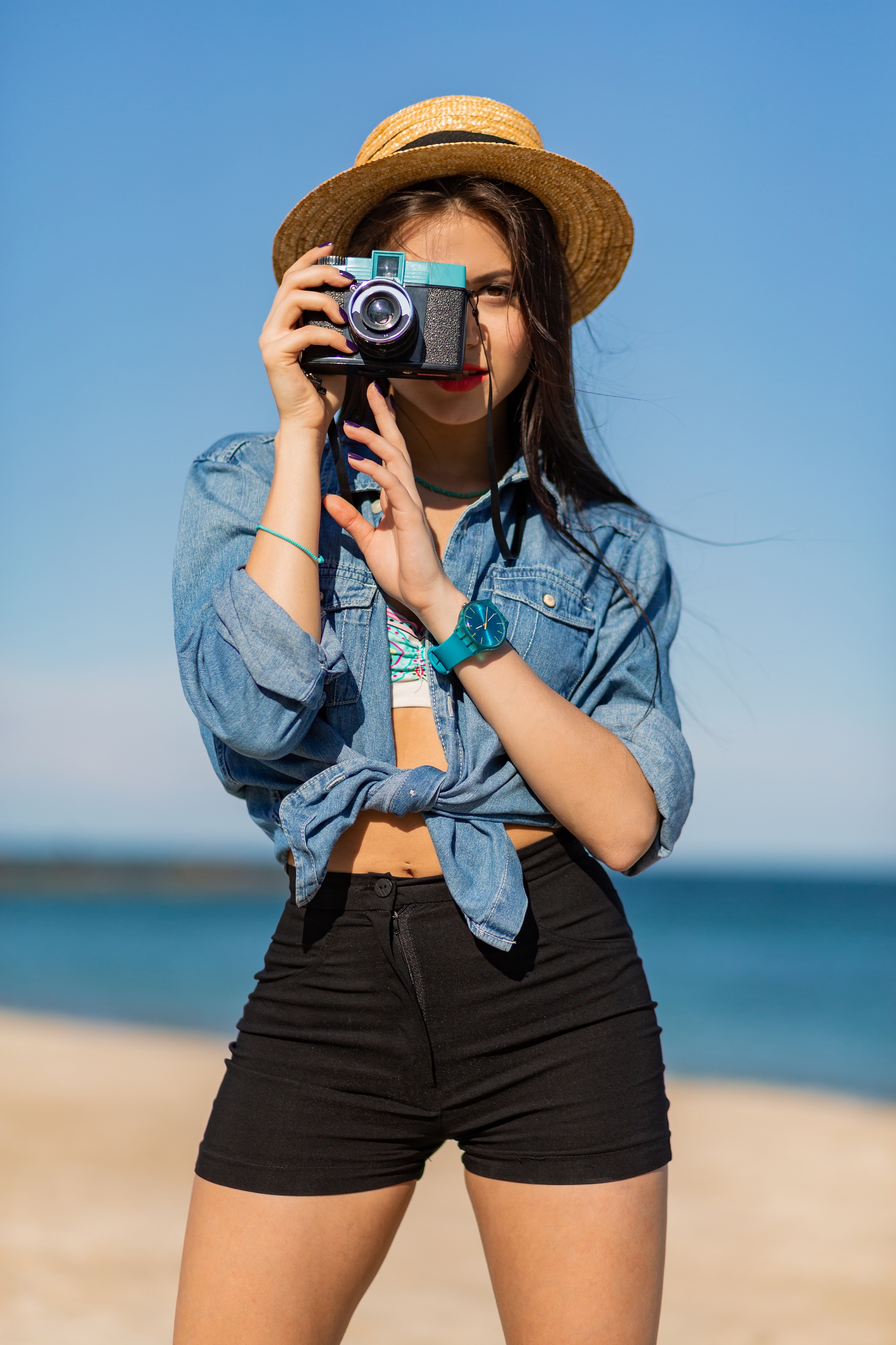 smiling-woman-in-straw-hat-and-stylish-summer-out