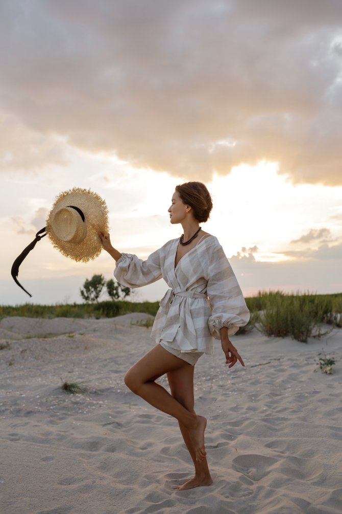 elegant-woman-in-summer-outfit-with-straw-hat-2021-04-06-19-12-23-utc.jpg