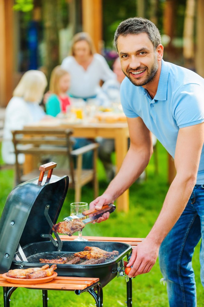 enjoying-family-barbecue-nywbxpe.jpg