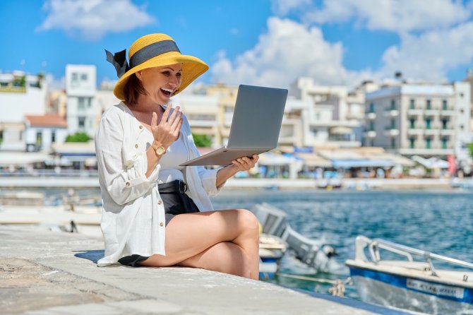 portrait-of-woman-in-hat-with-laptop-talking-on-vi-2022-01-19-20-35-29-utc.jpg