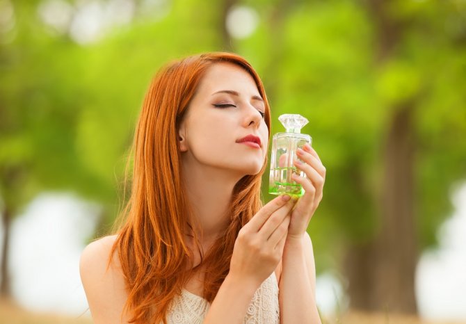 redhead-girl-with-perfume-at-outdoor-2022-01-14-00-45-20-utc.jpg