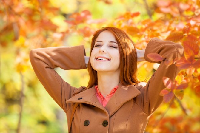 redhead-girl-in-autumn-park-2022-01-13-20-07-21-utc.jpg