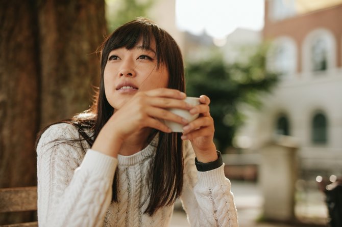 beautiful-young-chinese-woman-having-coffee-at-caf-2022-02-02-05-06-01-utc.jpg