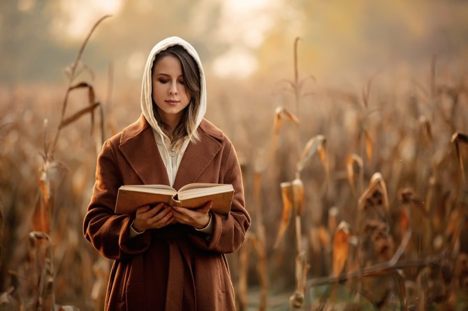 style-woman-with-book-on-corn-field-in-autumn-time-2022-01-11-15-37-25-utc.jpg