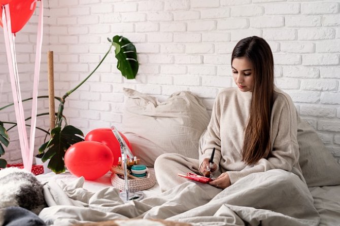 woman-celebrating-valentines-day-sitting-on-the-b-2022-11-16-21-04-17-utc.jpg