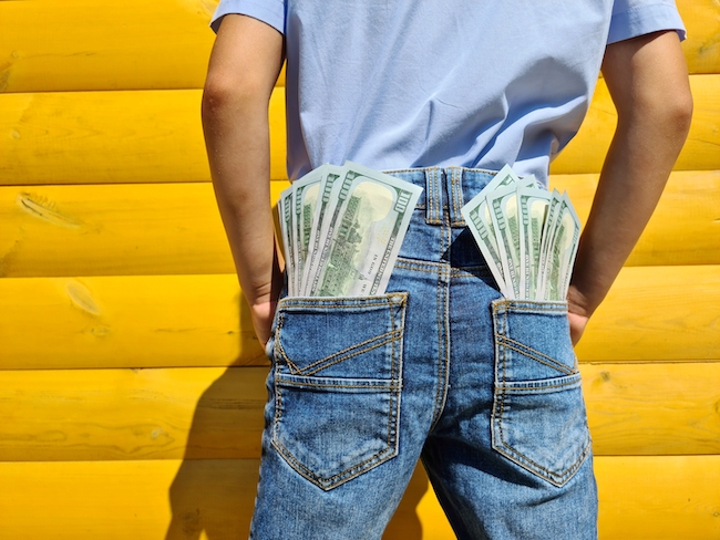 money-in-jeans-pocket-2022-11-17-14-35-51-utc.jpg