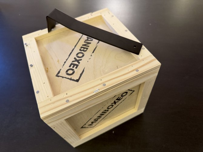 Monboxeo bedna před otevřením