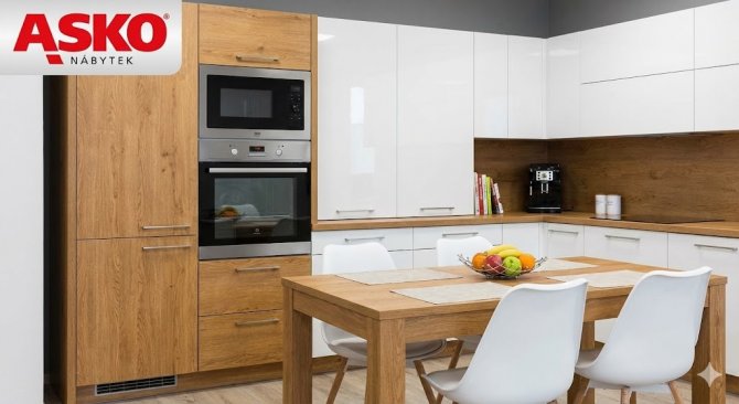 Ukázka realizace z kuchyňského studia ASKO-NÁBYTEK Detail moderní plánované kuchyňské linky v kombinaci dřevodekoru a bílého lesku s vestavěnými spotřebiči a sladěným jídelním setem pro celou rodinu
