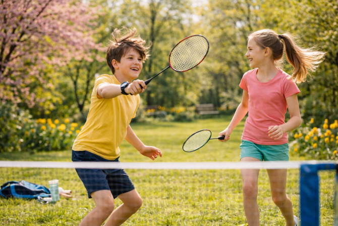 Děti hraj&iacute; badminton